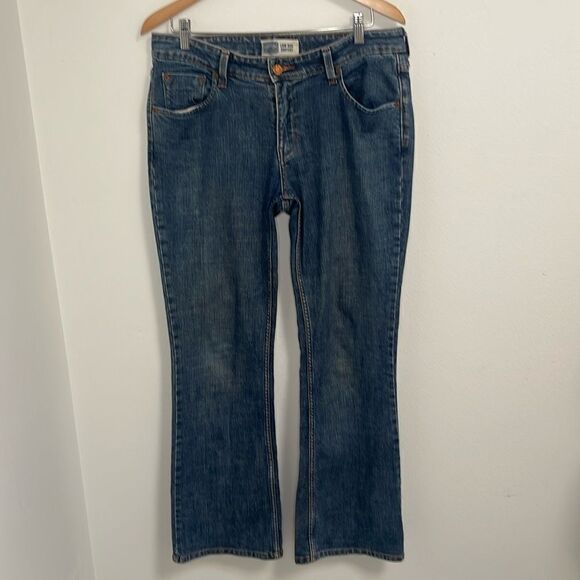 Levi’s signature low rise boot cut cotton jeans.  Size misses 10 medium. - Picture 3 of 7